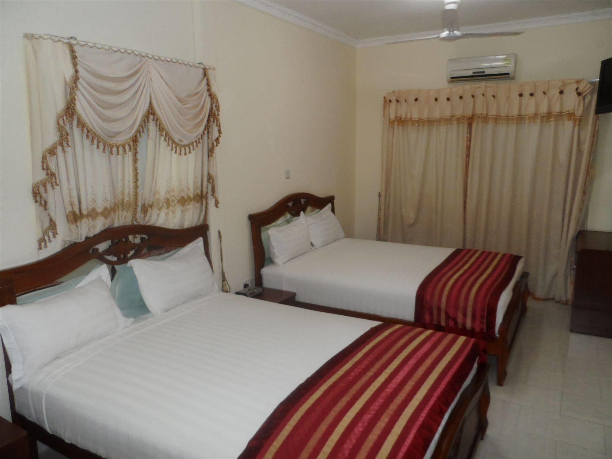 De Holiday Beach Hotel Kokrobite Екстер'єр фото