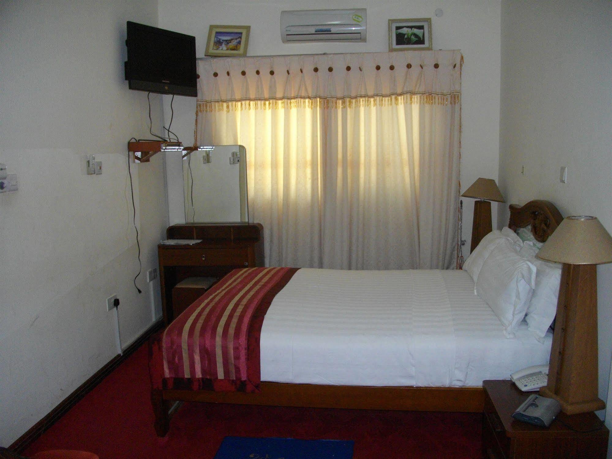 De Holiday Beach Hotel Kokrobite Екстер'єр фото